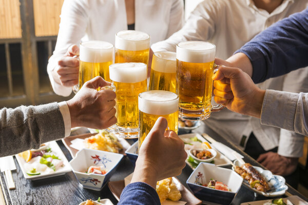 疯狂拼酒!一年喝掉300亿公斤,中国男人快不行了