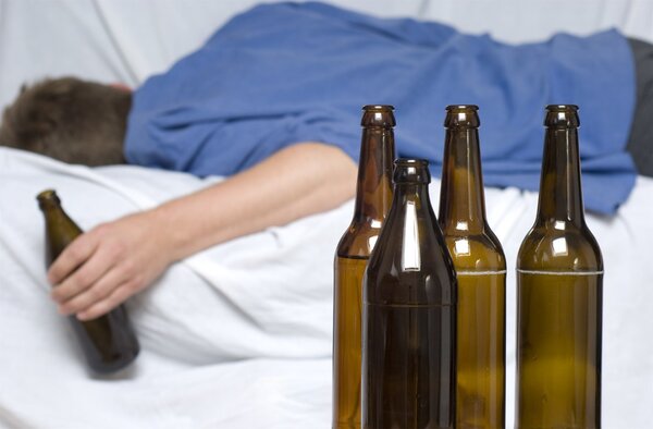 疯狂拼酒!一年喝掉300亿公斤,中国男人快不行了